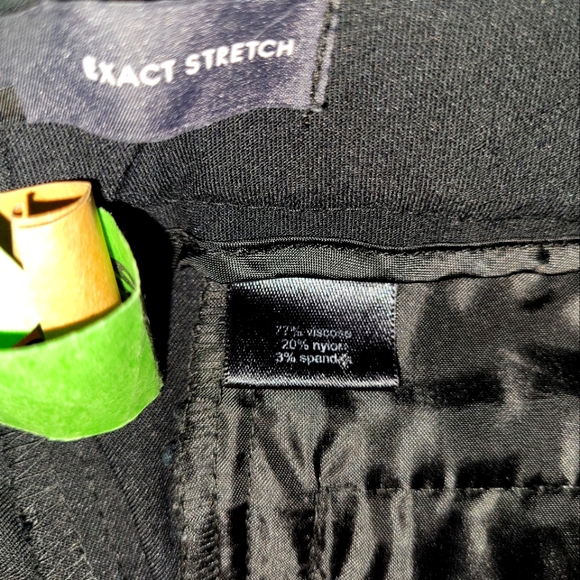 The Limited Exact Stretch Capri Black Pants - Picture 9 of 9